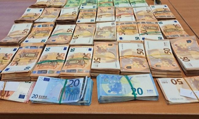 180 000 евро откриха митнически служители при две отделни проверки