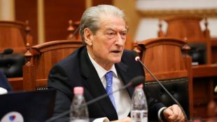 Албанската прокуратура обвини бившия премиер Сали Бериша и неговия зет