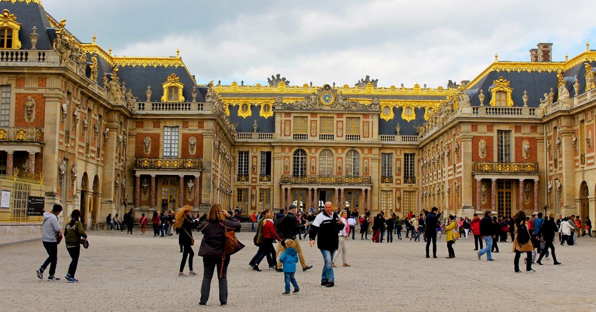 Дворецът Версай беше евакуиран отново днес заради анонимна заплаха за