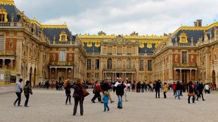 Драма във Версай 22 дни преди Олимпиадата - пробив в сигурността заради нападение с нож