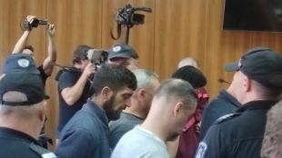 След близо тричасово заседание Пловдивският окръжен съд остави в ареста