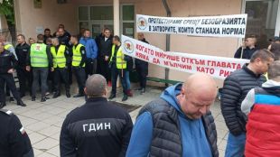 Десетки членове на Синдиката на служителите на затворите в България