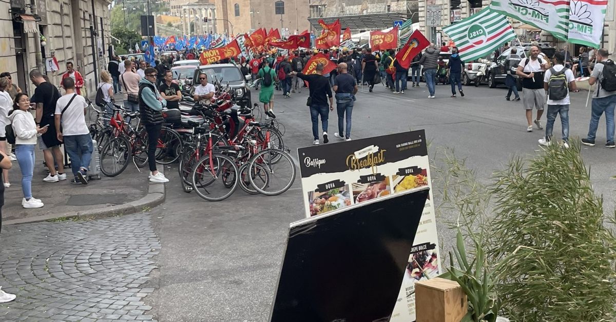 Италианските синдикати се мобилизираха срещу дясноцентристкото правителство на премиерката Джорджа