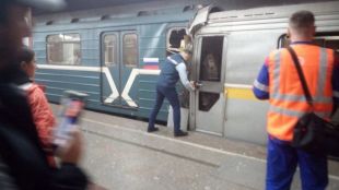 Двe мотриси се сблъскаха на метростанция в Москва информираха оперативните