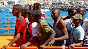 Над 1000 мигранти пристигнаха на испанските Канарски острови за през