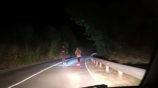 Мъж и жена се возят с тротинетки по пътя Бургас