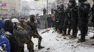 Десетки демонстранти и 17 полицаи загинаха при размирицитеУкраински съд постанови