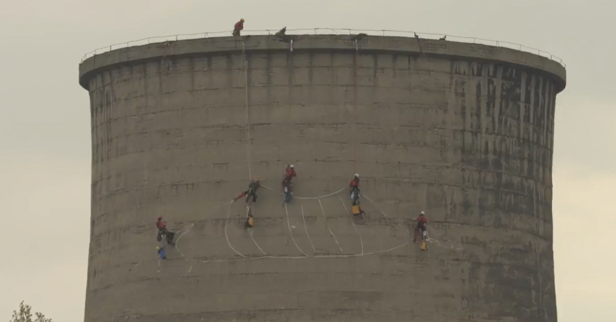 Активисти на Грийнпийс започнаха акция на Топлоелектрическата централа Марица 3