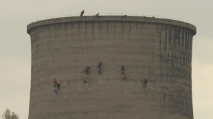 Активисти на Грийнпийс започнаха акция на Топлоелектрическата централа Марица 3