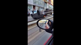 Кола се обърна по таван на Симеоновско шосе в София