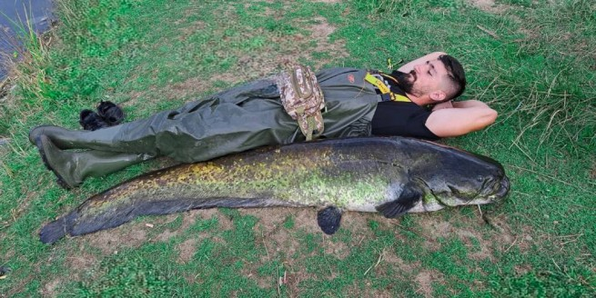 Борил се 40 минутиЗапаленият риболовец Спирос Манциорис улови огромна риба