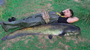Борил се 40 минутиЗапаленият риболовец Спирос Манциорис улови огромна риба