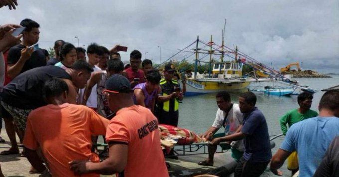 Трима филипински рибари са загинали, след като лодката им е