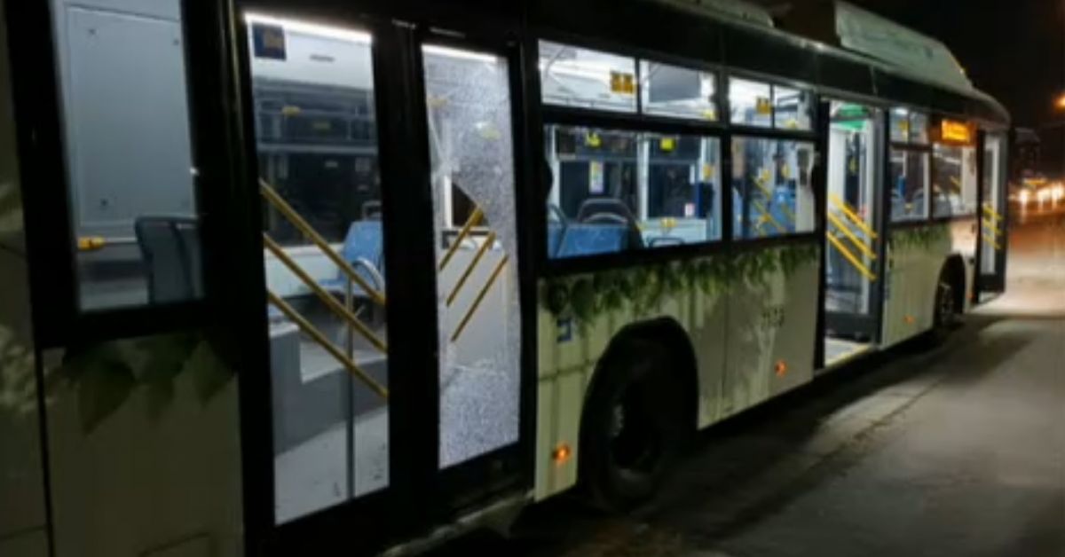 Автобус на градския транспорт беше замерян с камъни, предава БНТ. 