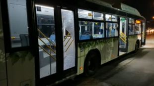 Автобус на градския транспорт беше замерян с камъни предава БНТ  