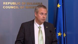 Министърът на електронното управление Александър Йоловски дава брифинг във връзка