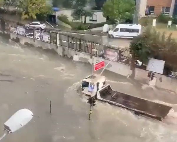 Проливен дъжд, който се изля вчера в Истанбул, причини наводнения