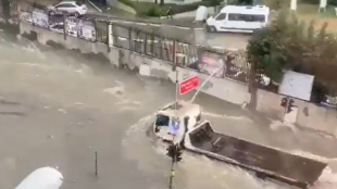 Проливен дъжд причини наводнения и повреди в Истанбул (ВИДЕО)