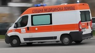 Служители на Центъра за спешна медицинска помощ в София излизат
