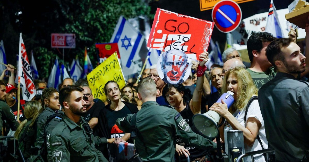 Хиляди настояват за премиерската оставка“Затвор сега - скандираше тълпатаИзраелски министър