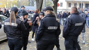 Полицаи се събраха пред Народното събрание в защита на ръководството