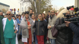 Протест пред Пирогов Екипът на отделението по детска хирургия родители