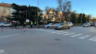 Автомобил блъсна жена и дете на пешеходна пътека на бул