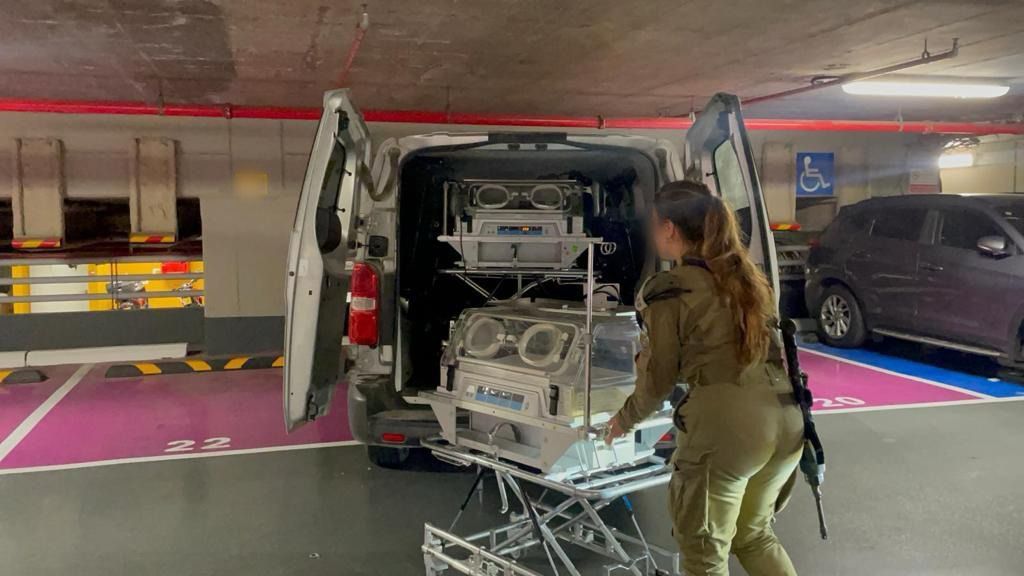 Израелската армия каза днес, че е изпратила кувьози и бебешка