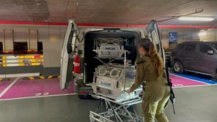 Израелската армия каза днес че е изпратила кувьози и бебешка