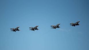 Четири самолета F 16 на турските военновъздушни сили пристигнаха днес в
