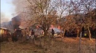 Голям пожар гори в село Говедарци В пламъците са изгорели