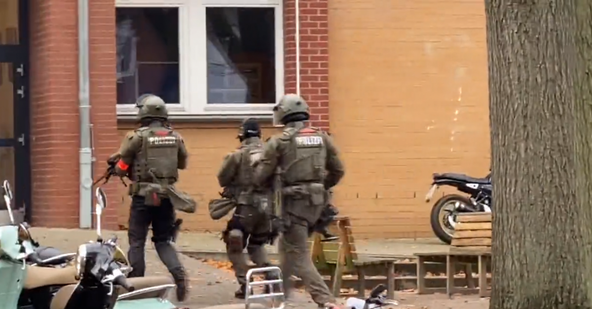 Двама мъже са се барикадирали в училище в Хамбург. Единият