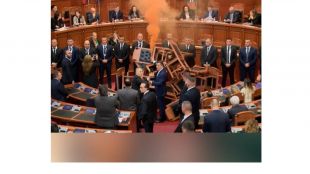 Бой в парламента на Албания В дневния ред беше включен