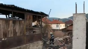 Пожарът в самоковското село Говедарци остави без дом две семейства