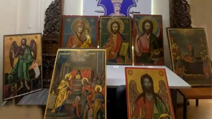 Гръцката полиция откри откраднати икони и резбовани дървени рамки с