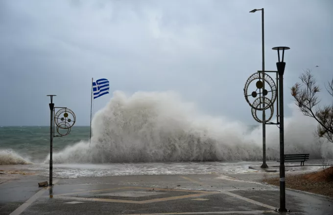 Има редовни маршрути от РафинаМного фериботни маршрути в Гърция остават