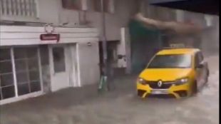 Улици и сгради са наводнени в Измир Западна Турция след