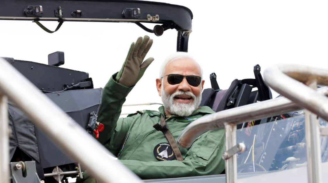 Индийският премиер Нарендра Моди летя на индийския лек боен самолет