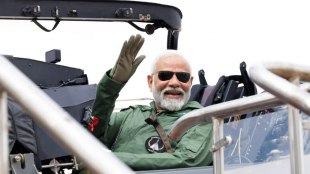 Индийският премиер Нарендра Моди летя на индийския лек боен самолет