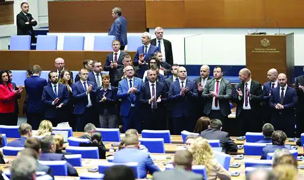 “Възраждане продължават бойкота, БСП ще дебатираНинова: За бюджета и конституцията