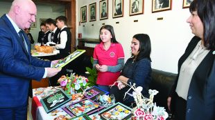 Благотворителен базар в МОННад 156 000 са учениците които учат