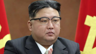 Значка с портрет само на настоящия ръководител на КНДР Ким