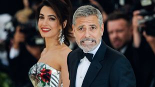 Джордж Клуни крещял по администрацията на Байдън в защита на жена си