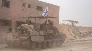 Израел нанесе нови удари по пренаселения град Рафах в южната