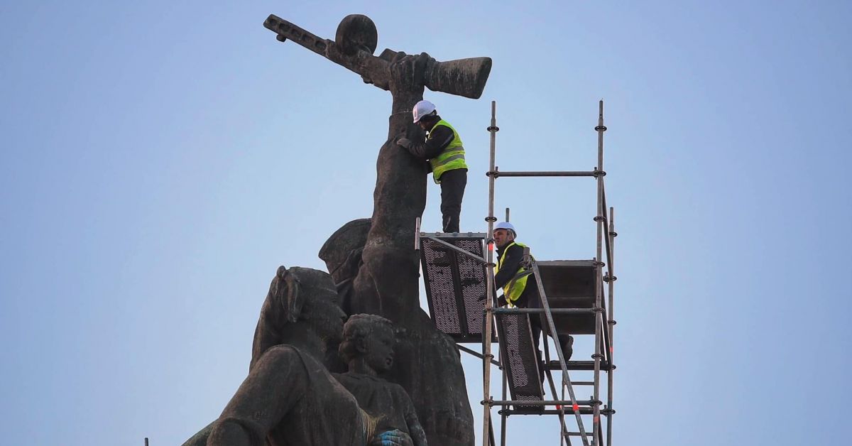 Демонтираните бронзови фигури от Паметника на Съветската армия се транспортират