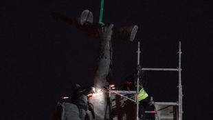 Започна демонтажът на Паметника на Съветската армия отрязаха с флекс