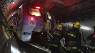 Два влака на метрото в Пекин се сблъскаха заради обилния