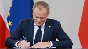 Либералното правителство на Полша обяви че е уволнило ръководството на