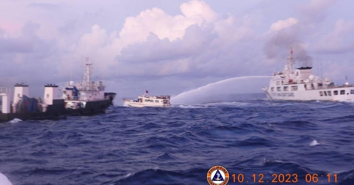 Кораби на китайската брегова охрана са използвали водни оръдия срещу