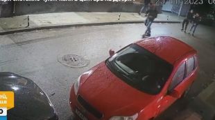 Вандали вилняха в центъра на Добрич Младежи ритат паркирани автомобили